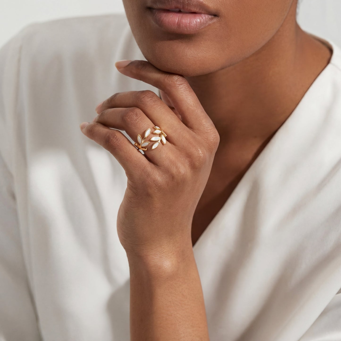 ALBA| Anillo con Hoja y Ópalo Blanco