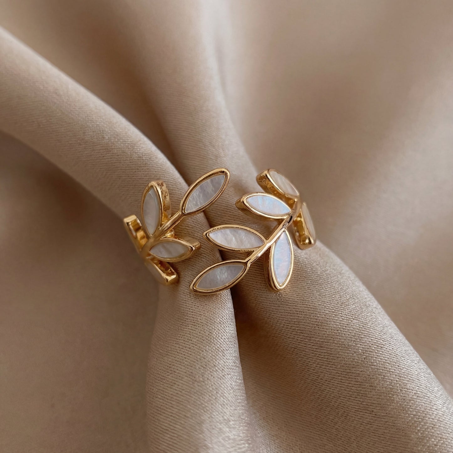 ALBA| Anillo con Hoja y Ópalo Blanco
